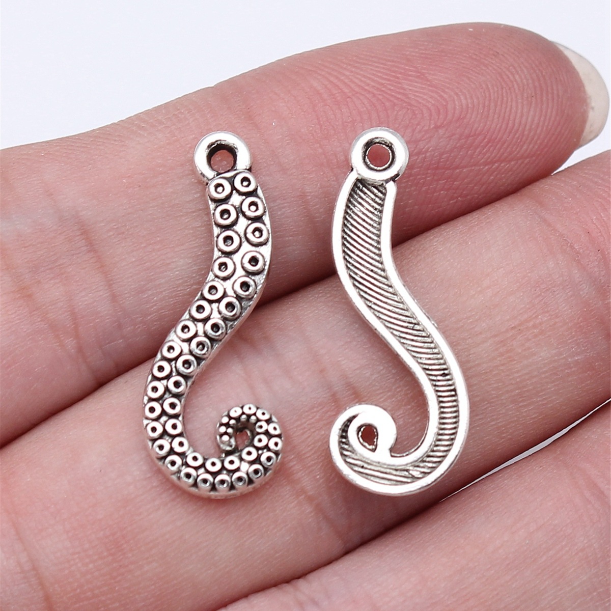 WYSIWYG 20개 26x10mm 4색 문어 다리 참 - Vintage Fashion Words 리뷰 및 가격